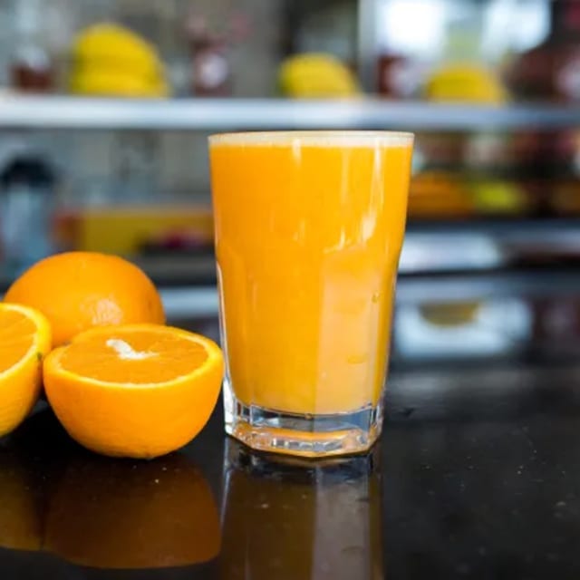 Natural Orange Juice (Jugo de Naranja Natural).