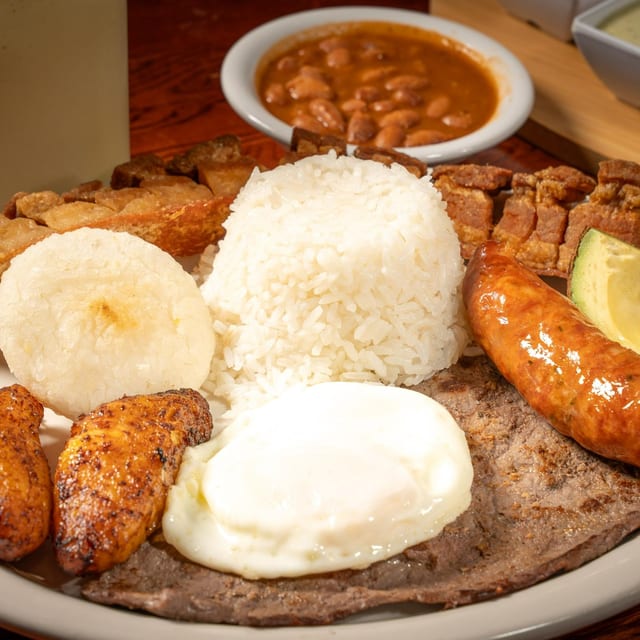 Paisa Platter (Bandeja Paisa).