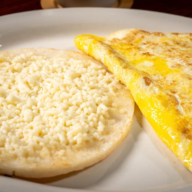 Ham and Cheese Omelette (Omelette con Jamón y Queso).